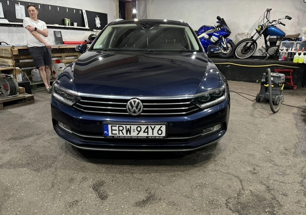 Volkswagen Passat cena 52900 przebieg: 266000, rok produkcji 2016 z Miechów małe 436